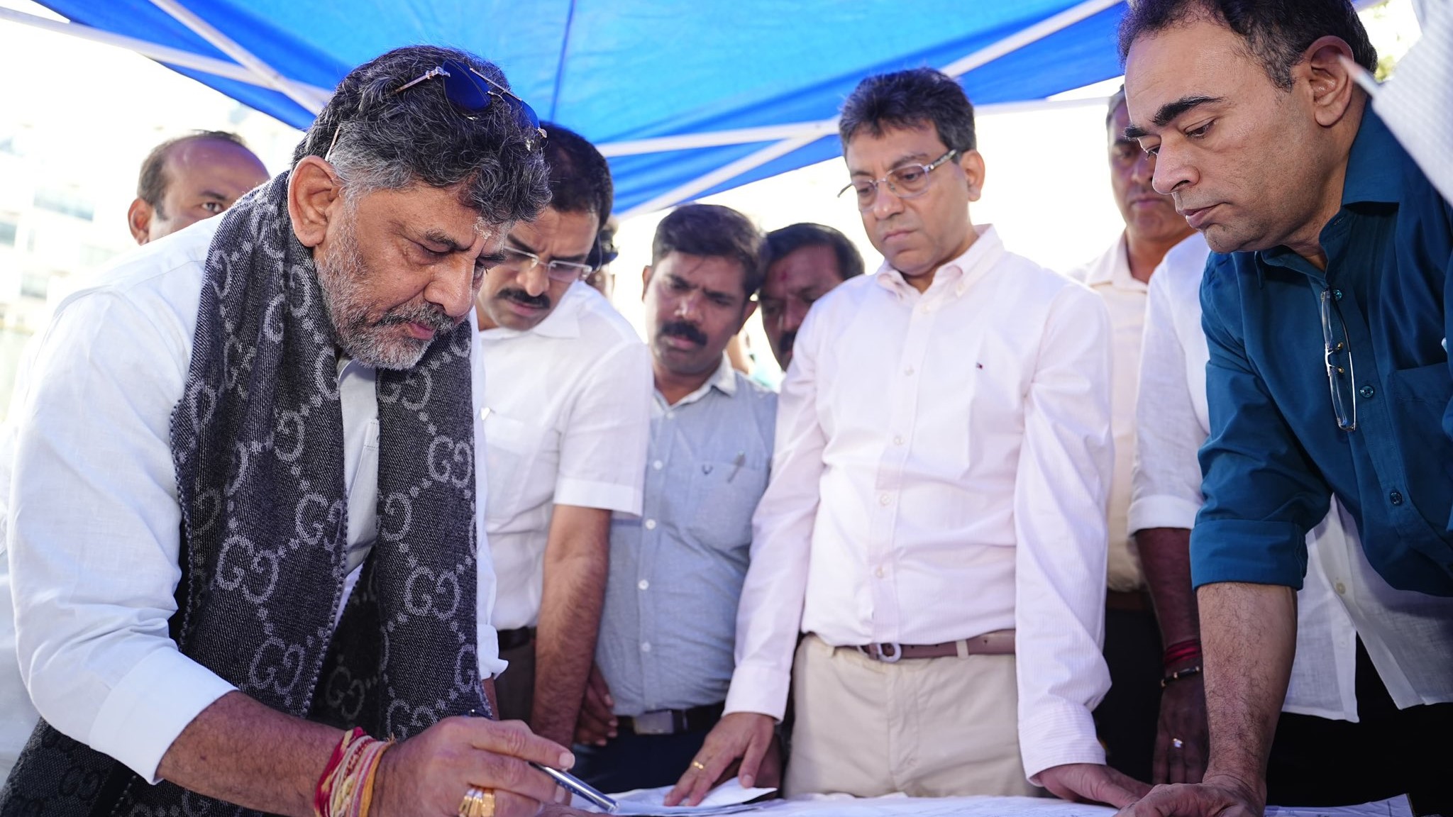 Karnataka Deputy Chief Minister DK Shivakumar inspecting flood-affected areas of Bengaluru along with senior officials.