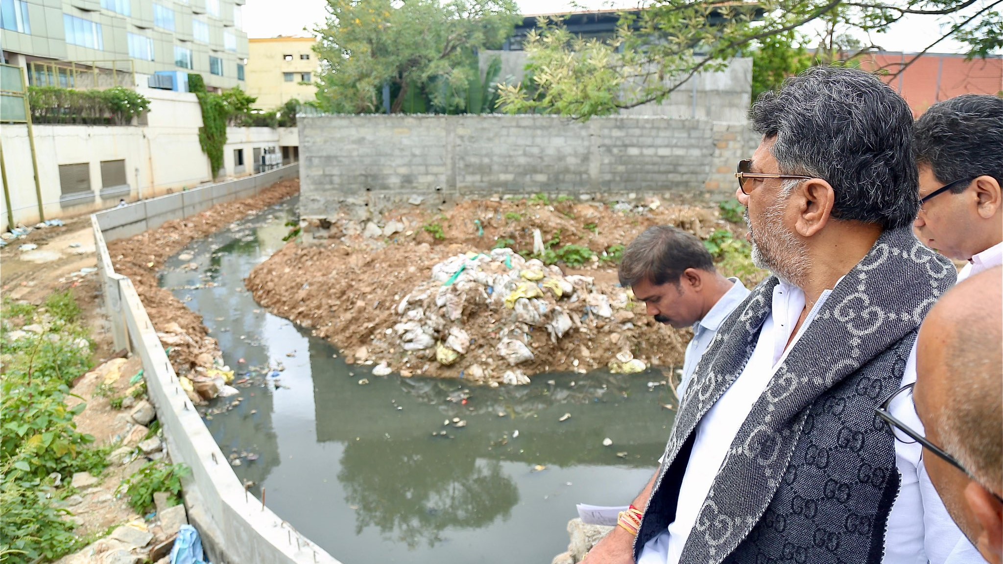 Karnataka Deputy Chief Minister DK Shivakumar inspecting flood-affected areas of Bengaluru along with senior officials.