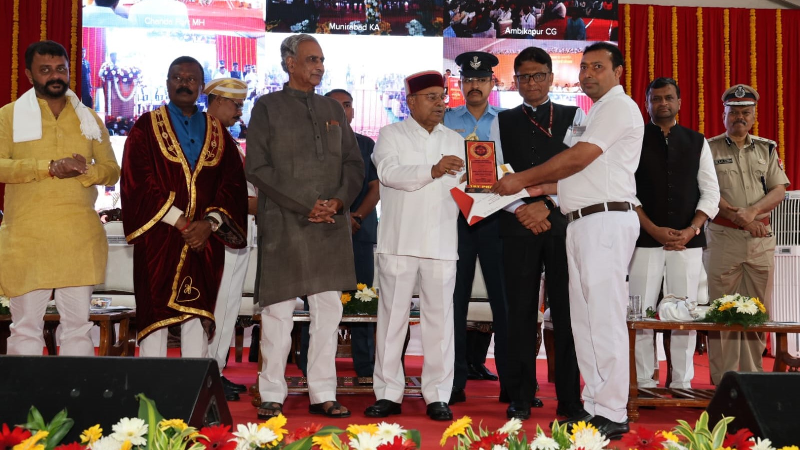 Visuals of the Governor of Karnataka during the launch of the Amrit Bharat Station in Dharwad.