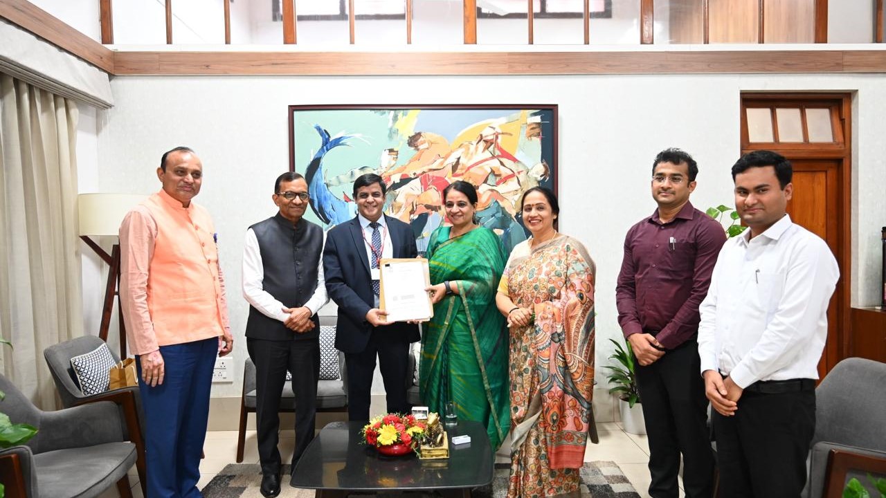 INSPACe and Karnataka government officials signing an MoU for deeper sectoral engagement.