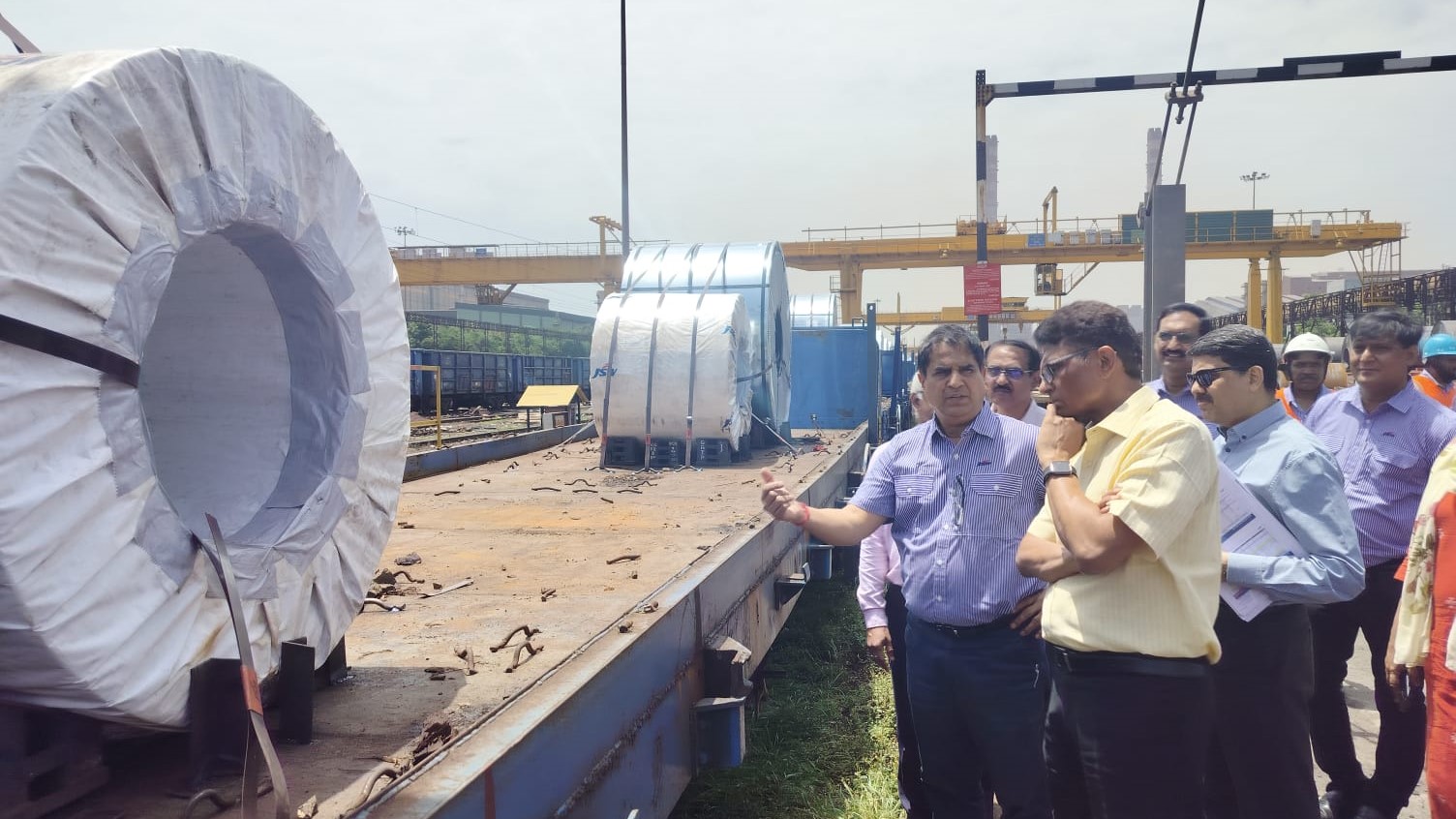 Senior officials of the South Western Railway in discussions with JSW Steel staff during the inspection visit.