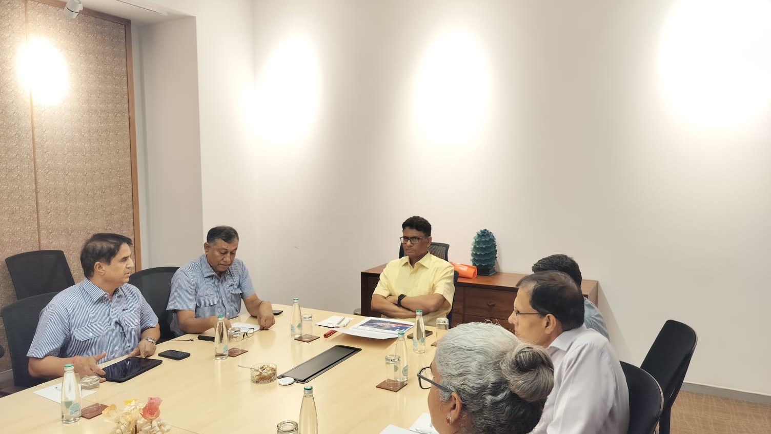 Senior officials of the South Western Railway in discussions with JSW Steel staff during the inspection visit.