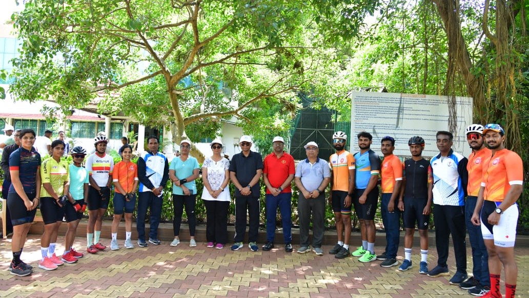 SWR employees enjoy Sunday cycling.