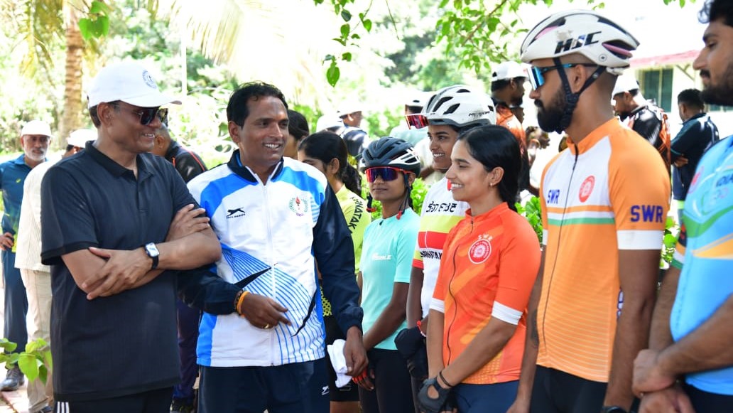 SWR employees enjoy Sunday cycling.