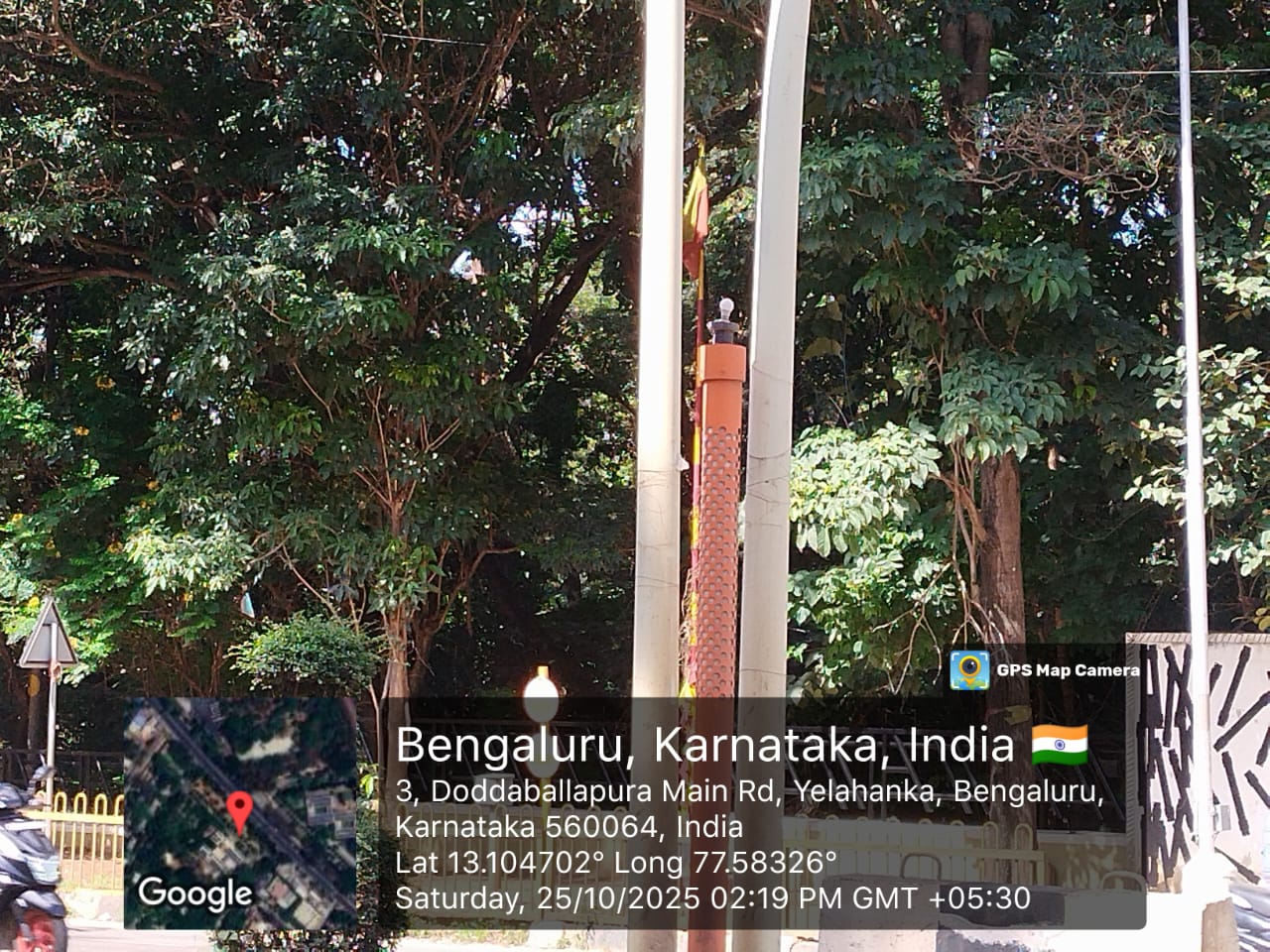 The lights positioned atop the orange middle sticks appear broken.