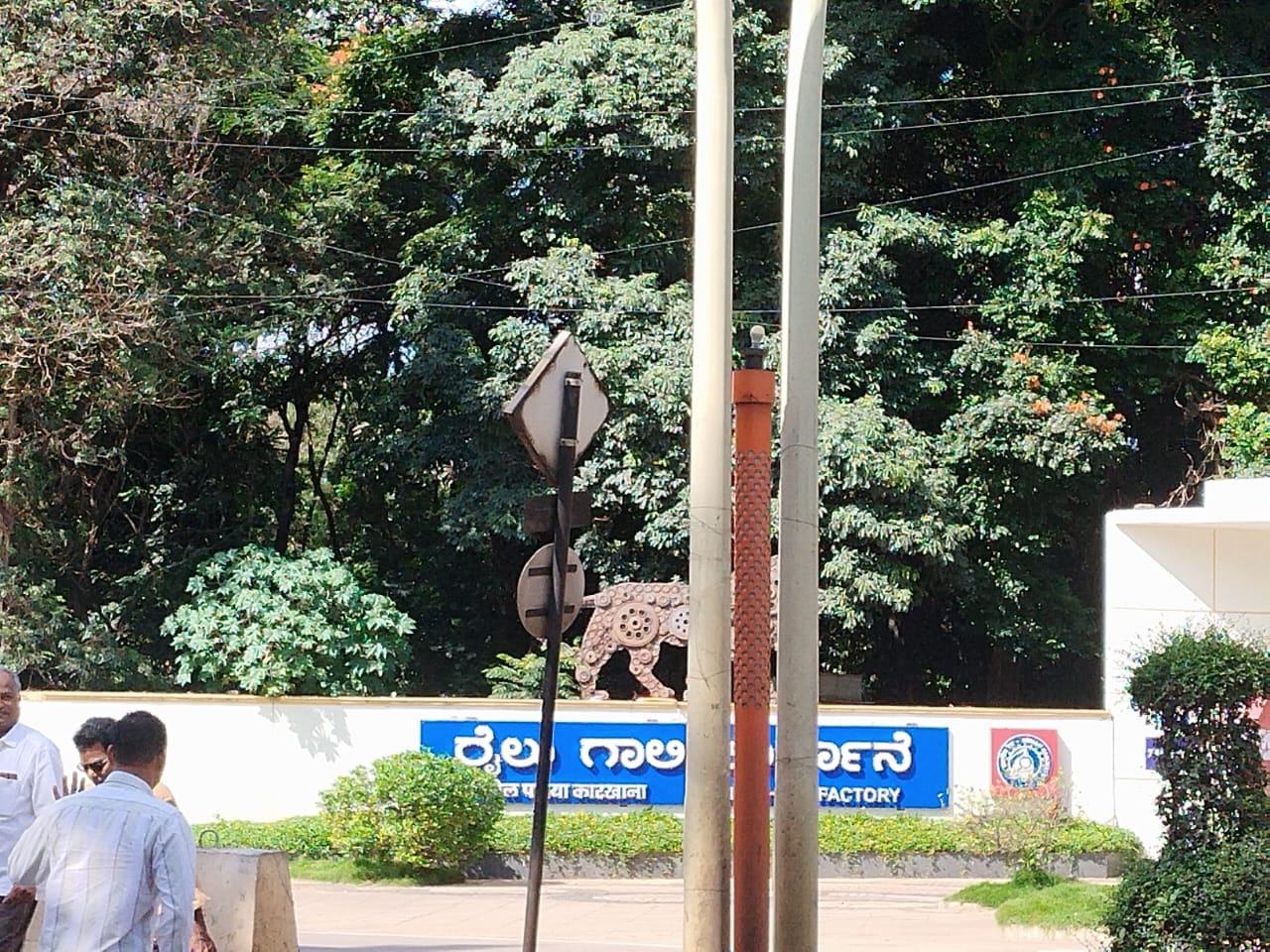 The lights positioned atop the orange middle sticks appear broken.