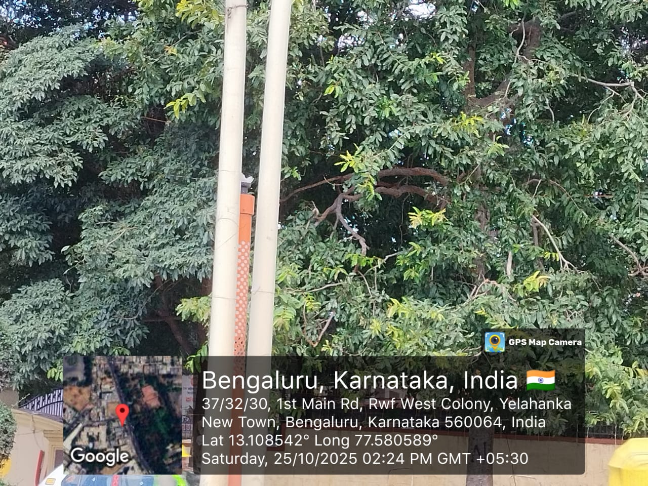 The lights positioned atop the orange middle sticks appear broken.