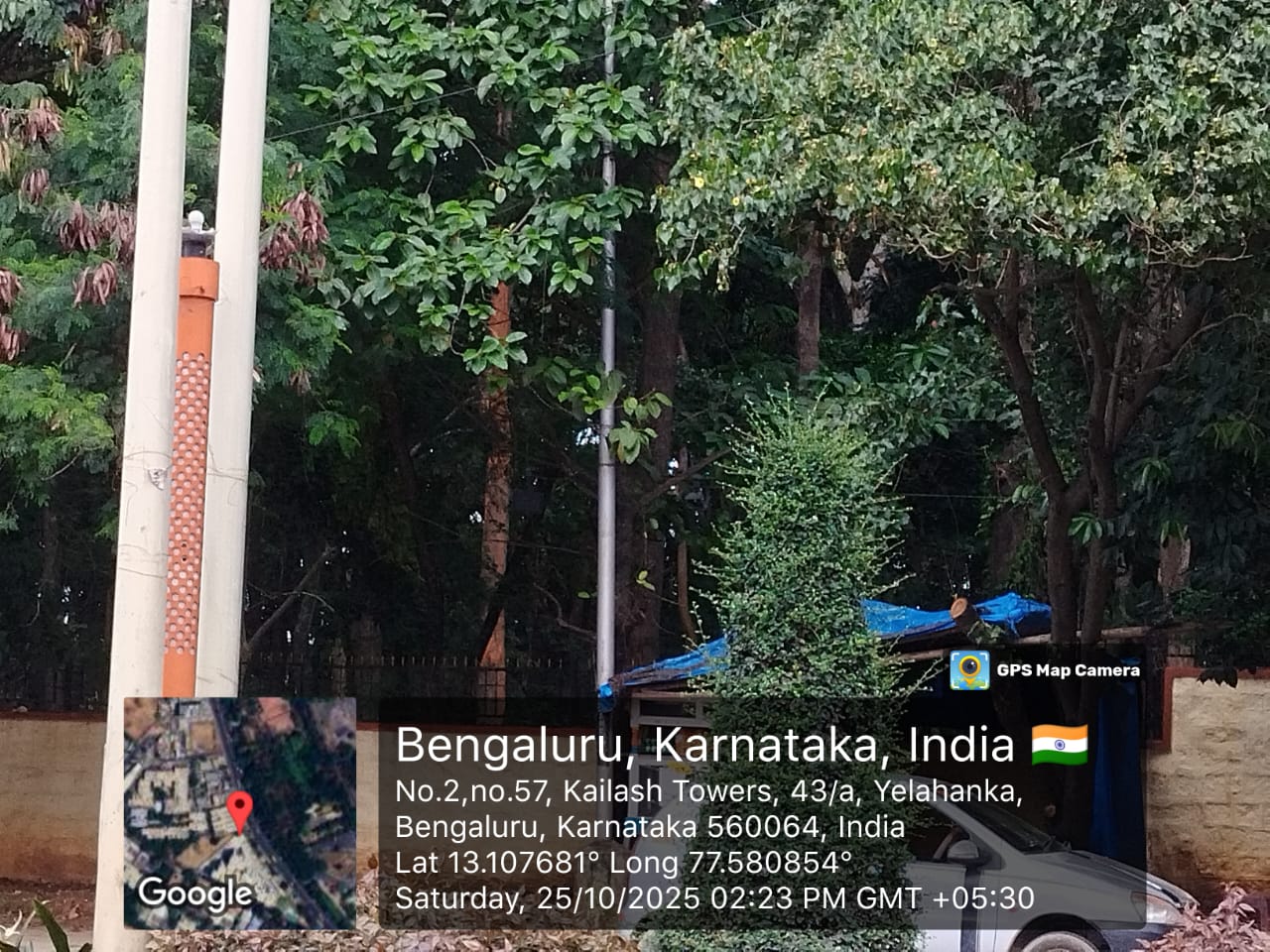 The lights positioned atop the orange middle sticks appear broken.