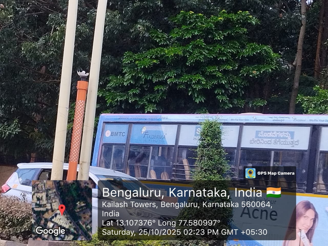 The lights positioned atop the orange middle sticks appear broken.