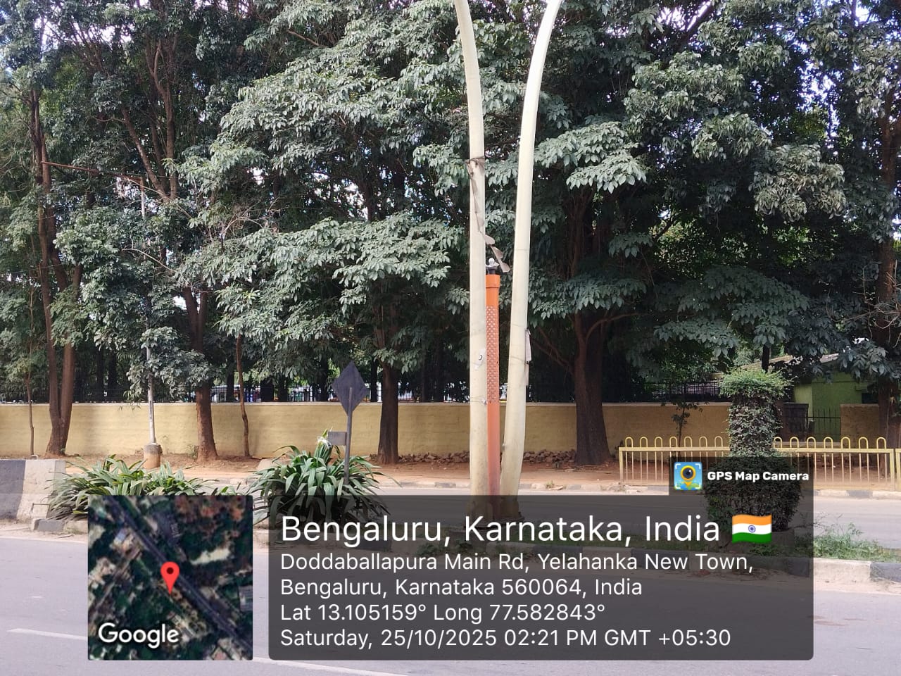 The lights positioned atop the orange middle sticks appear broken.