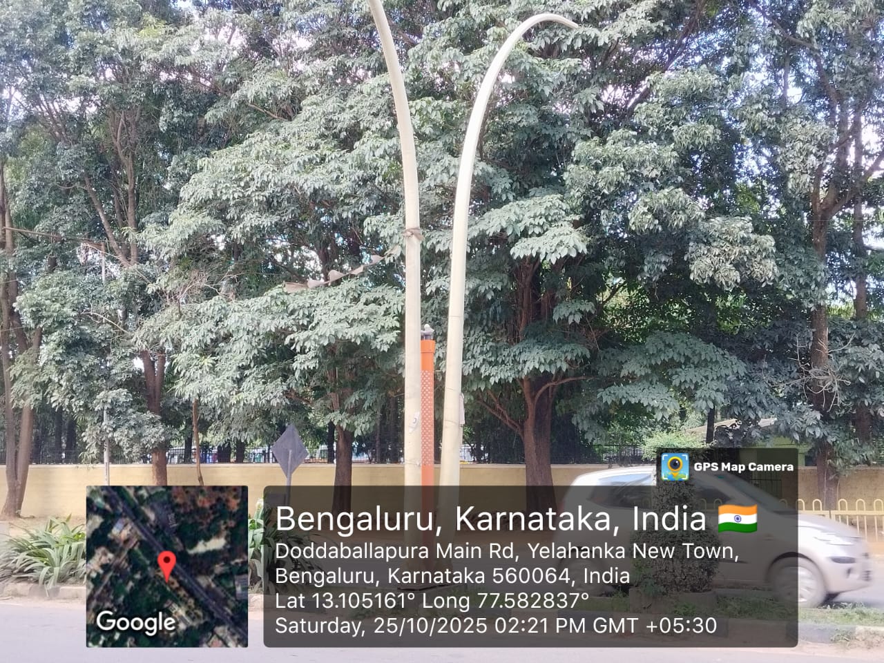 The lights positioned atop the orange middle sticks appear broken.