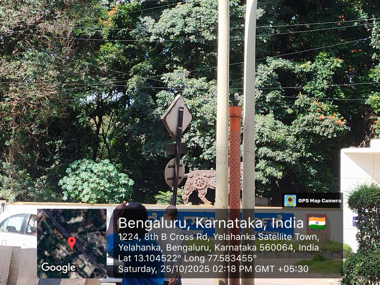 The lights positioned atop the orange middle sticks appear broken.