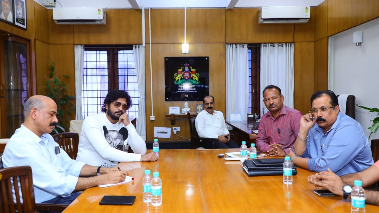 Officials announcing the 'Neeridare Nale' campaign at a meeting.