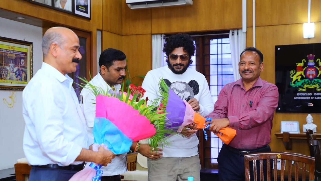 Officials announcing the 'Neeridare Nale' campaign at a meeting.