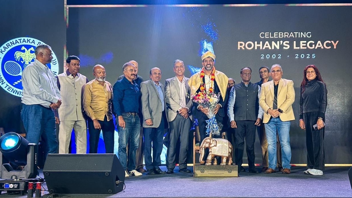 Tennis ace Rohan Bopanna being honoured at KSLTA in Bengaluru.