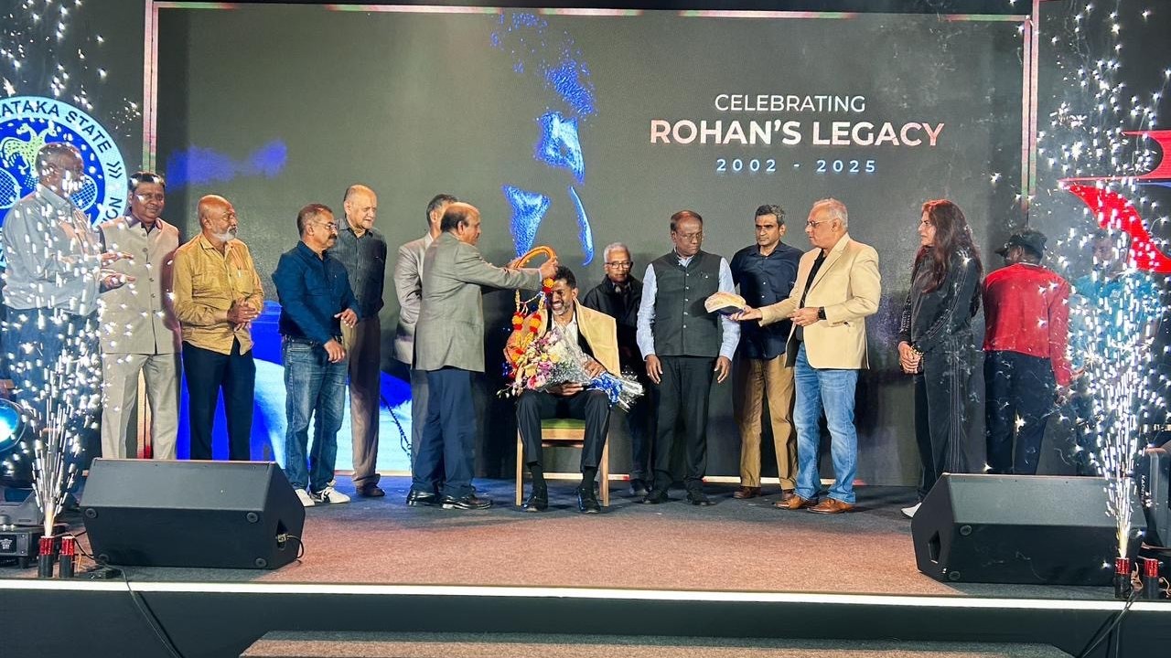 Tennis ace Rohan Bopanna being honoured at KSLTA in Bengaluru.