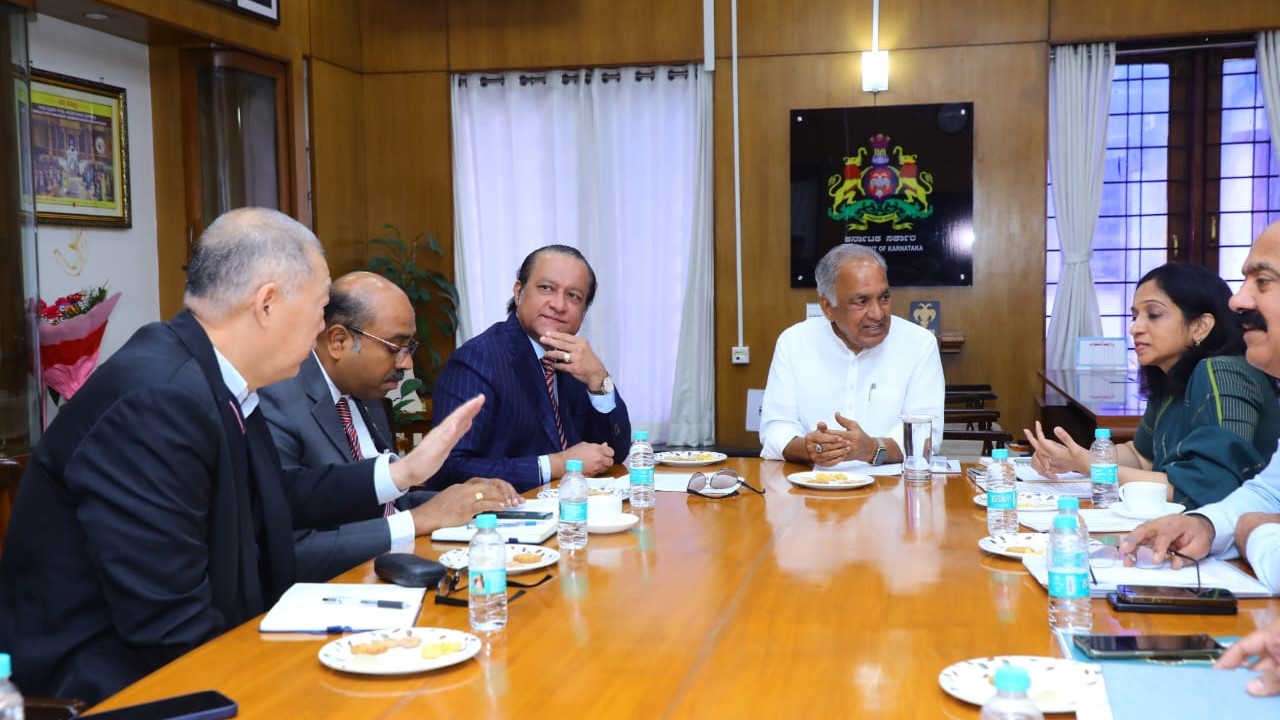 Science and Technology Minister NS Boseraju interacting with the Malaysian delegation.