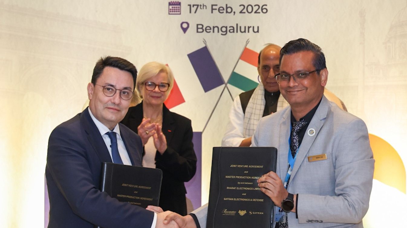 The leadership of BEL and Safran showing the partnership declaration.