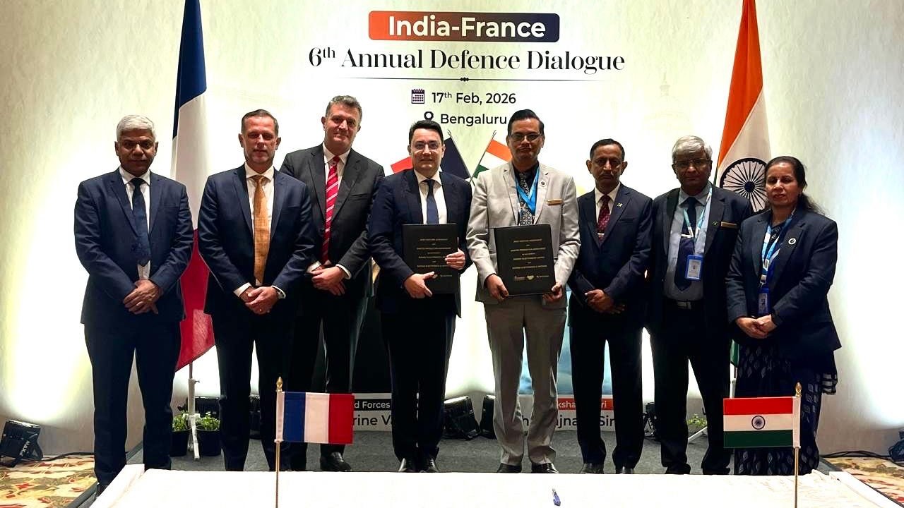 The leadership of BEL and Safran showing the partnership declaration.