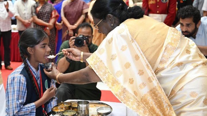 President of India Droupadi Murmu feeding children through the Akshaya Patra initiative.