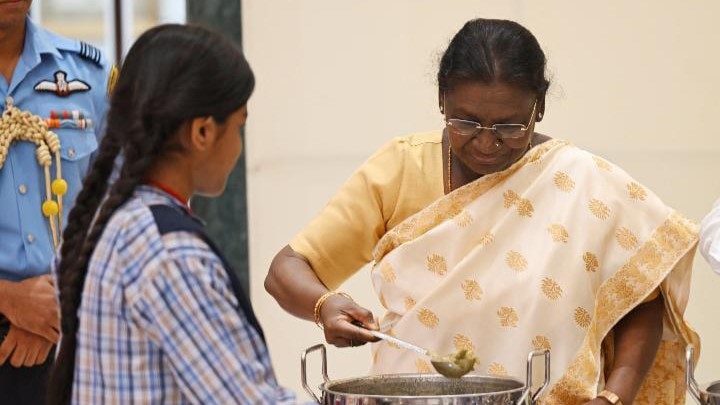 President of India Droupadi Murmu feeding children through the Akshaya Patra initiative.