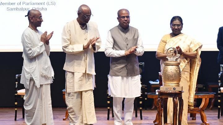 President of India Droupadi Murmu feeding children through the Akshaya Patra initiative.