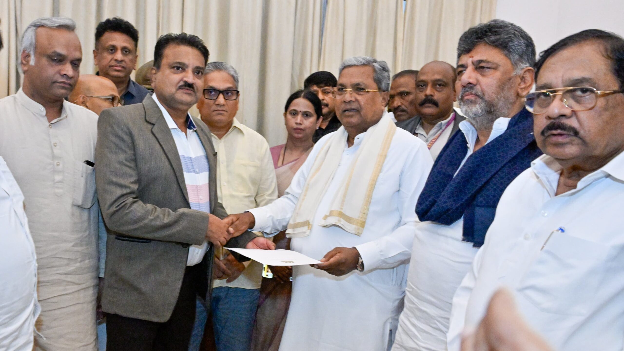 Karnataka CM Siddaramaiah at the Governor's office, to hand over his resignation.