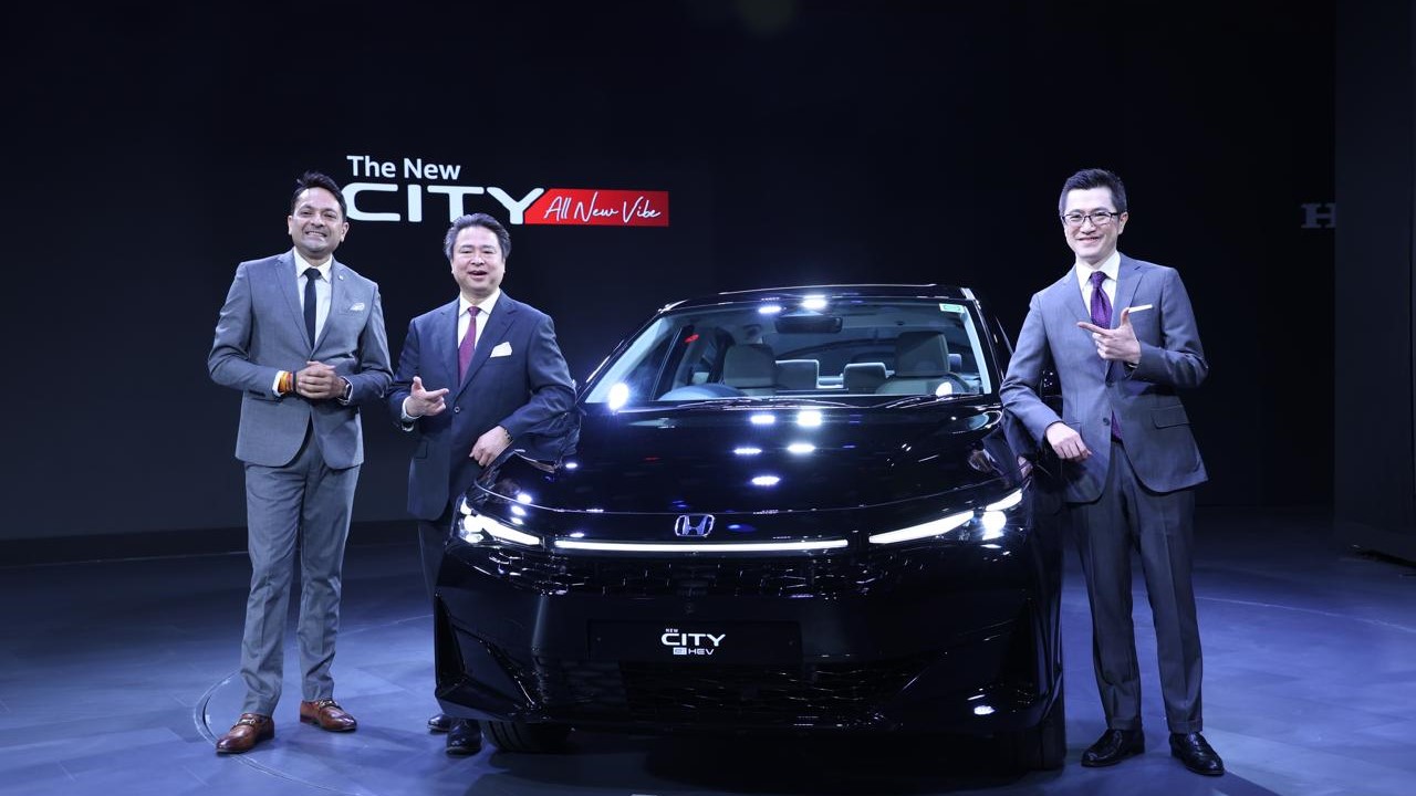 The Honda India leadership showcasing the two newly introduced models.