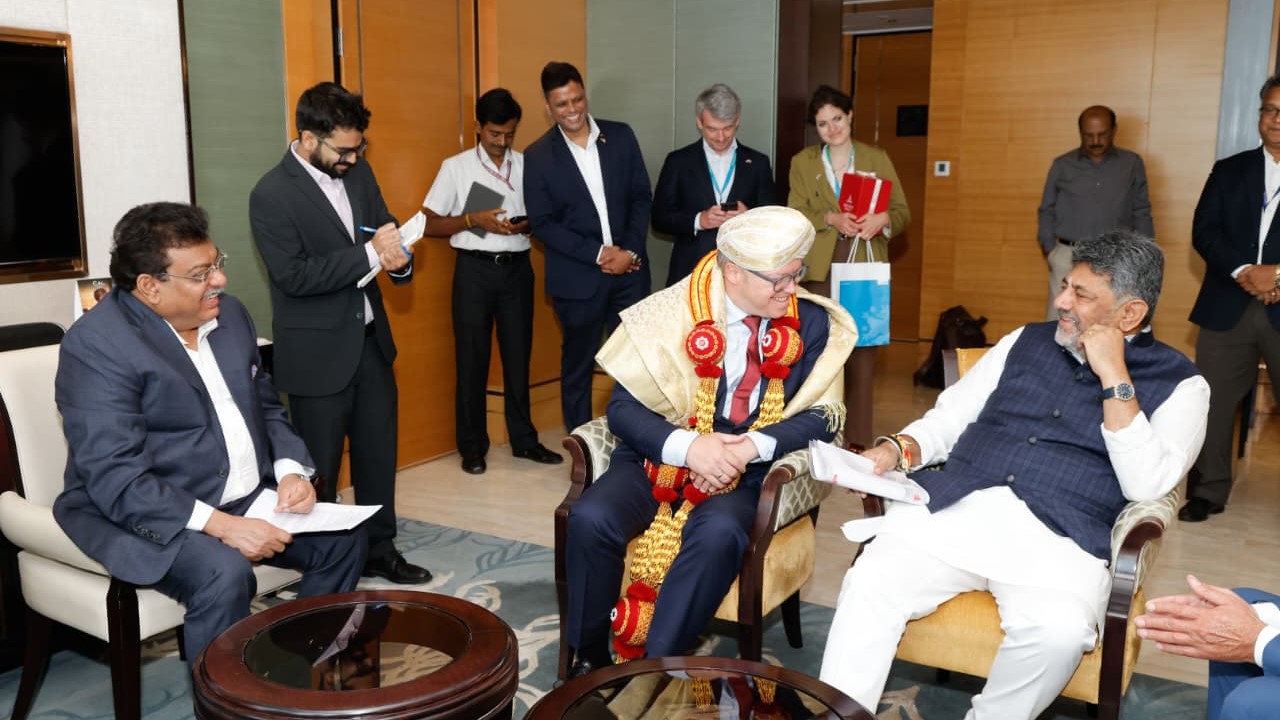 Karnataka Chief Minister DK Shivakumar and Industries Minister MB Patil in conversation with the delegation from Germany.