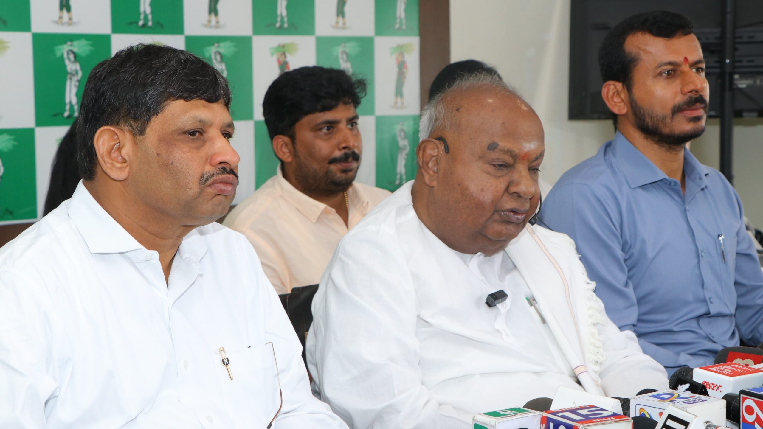 JD(S) patriarch and former Prime Minister HD Deve Gowda addressing the media.