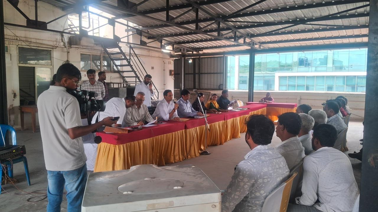 A meeting of landowners with KIADB officials in Devanahalli recently.