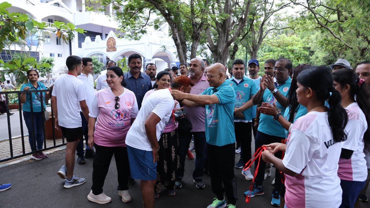 Medical Education Minister Dr Sharan Prakash Patil honouring the runners during the marathon organised by Kidwai Hospital in Bengaluru.