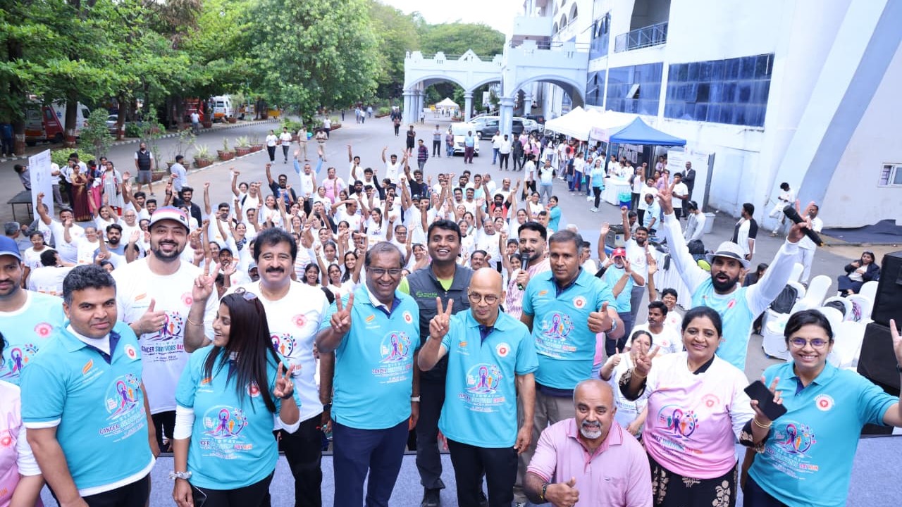 Medical Education Minister Dr Sharan Prakash Patil honouring the runners during the marathon organised by Kidwai Hospital in Bengaluru.