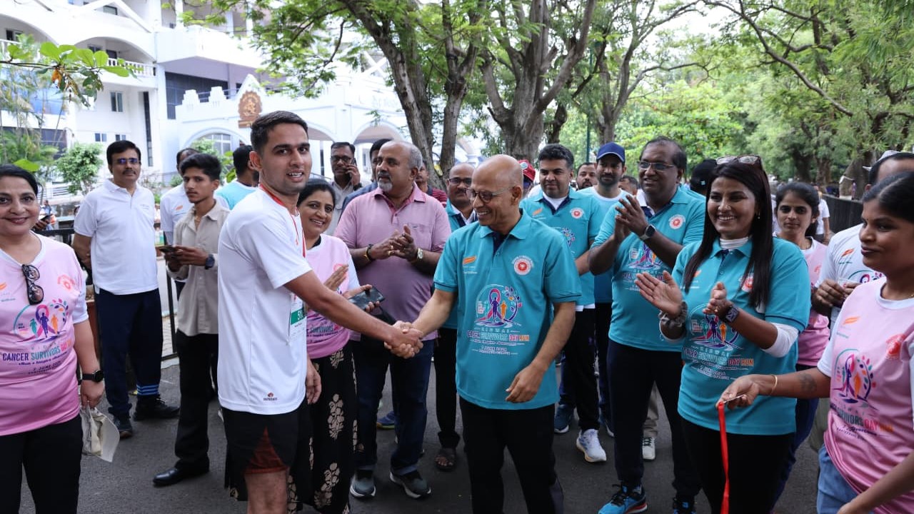 Medical Education Minister Dr Sharan Prakash Patil honouring the runners during the marathon organised by Kidwai Hospital in Bengaluru.