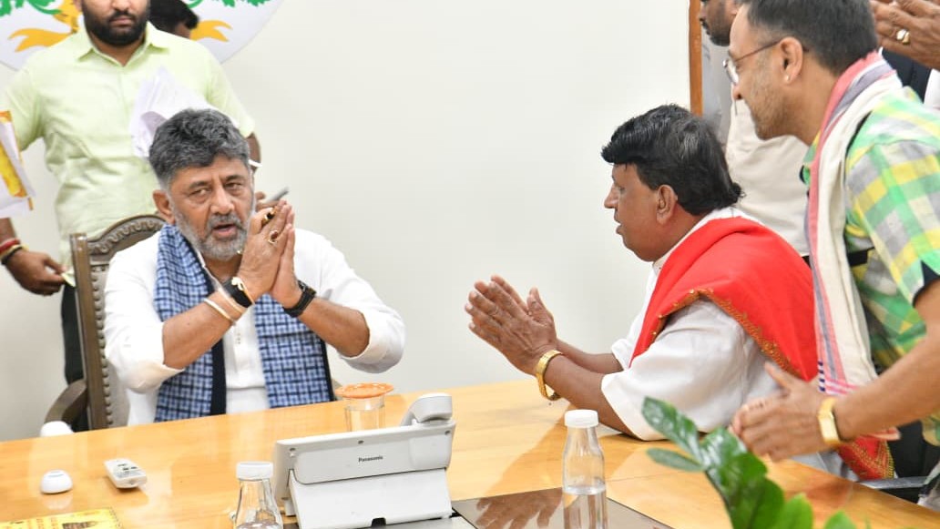 The Karnataka Chief Minister interacting with farmers recently.